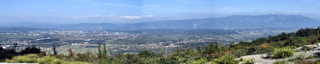 Pogled na Gorico in Vipavsko dolino, desno v ozadju Čaven