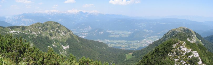 Pogled proti severu - levo spredaj Lisec, desno Črna gora, v dolini Bohinjska Bistrica, v ozadju Bohinjske gore in Triglav