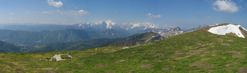 Pogled proti jugu: Julijske Alpe s Triglavom