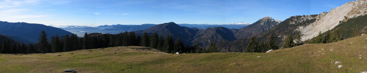 Pogled proti zahodu -- predalpska hribovja, Julijske Alpe in Karavanke