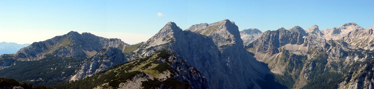 Pogled proti jugozahodu: levo Viševnik, v sredini Mali Draški vrh, za njim Veliki Draški vrh