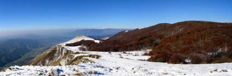 Razgled pred TV oddajnikom - levo Vipavska dolina, v sredini Čaven, desno nanoški gozdovi