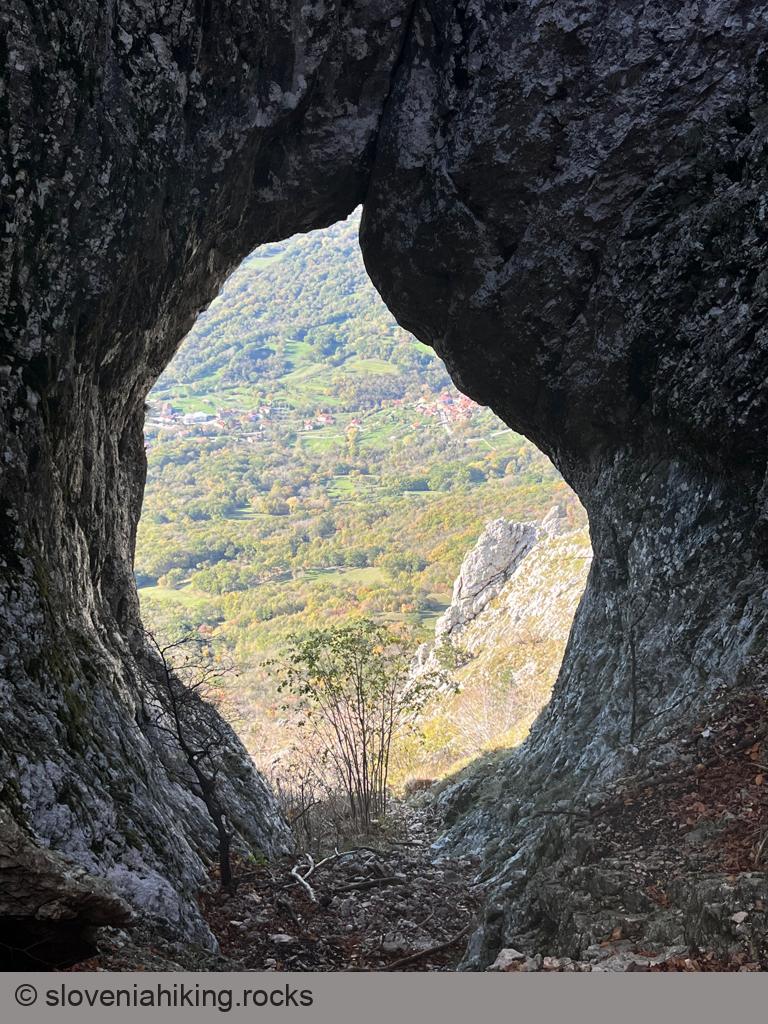 Pogled skozi okno na Vipavsko dolino