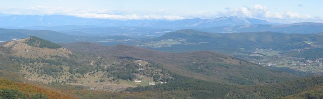 Pogled proti Trnovskemu gozdu in Nanosu, na desni strani Vremščica