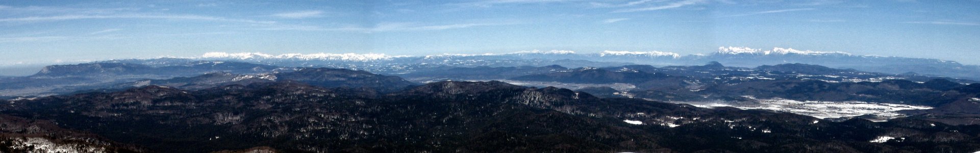 Pogled proti severu, od Nanosa na levi do Kamniških Alp na desni