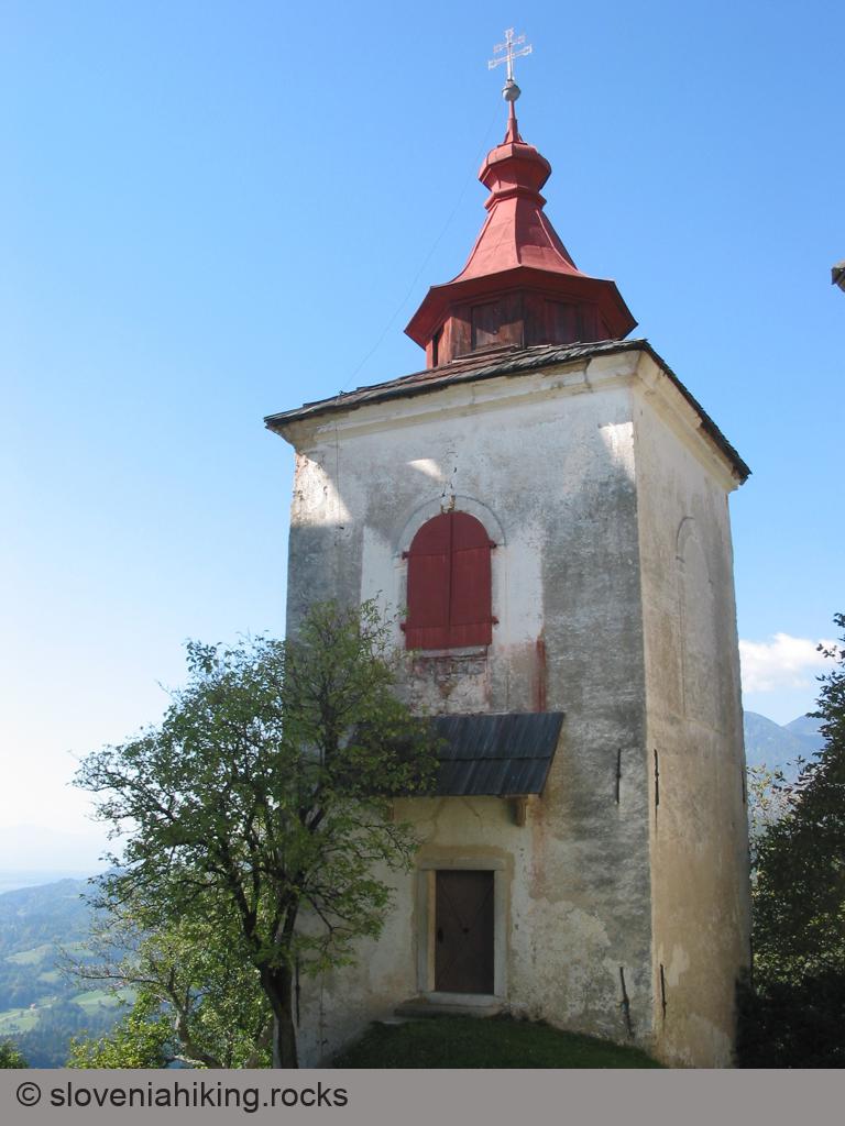 Samostojen zvonik ob cerkvi sv. Primoža