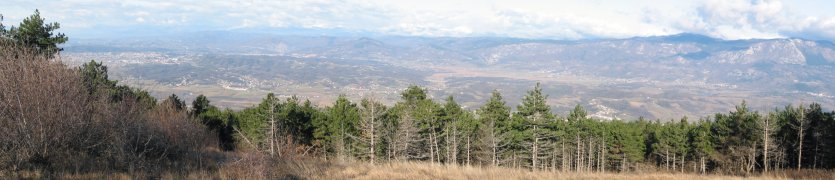 Pogled proti severu Vipavska dolina, Čaven, levo Nova Gorica, v ozadju Sveta gora in Julijske Alpe