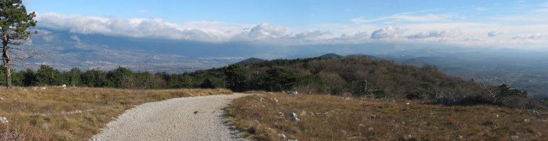 Pogled proti vzhodu greben Črnih hribov, v ozadju Nanos, pokrit z oblaki