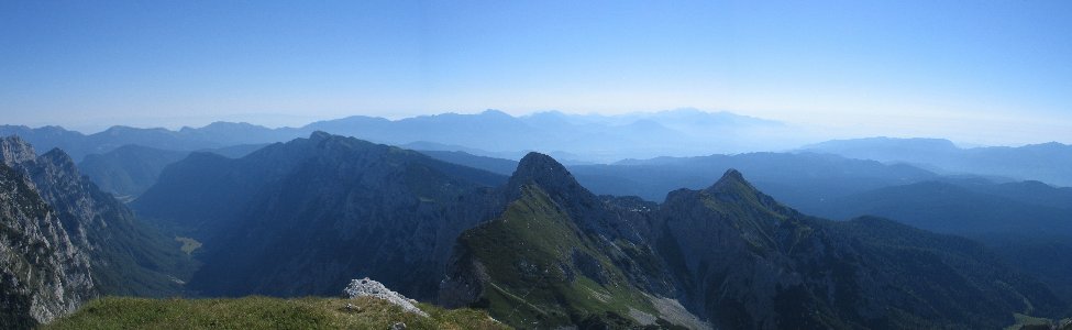 Krma, spredaj Mali Draški vrh in Viševnik, zadaj v sredini Debela peč
