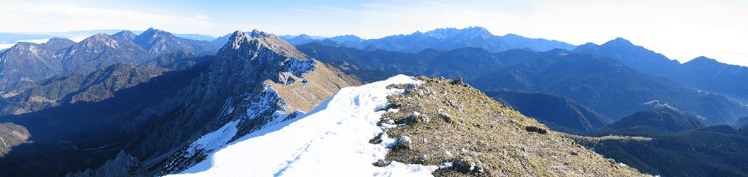 Pogled z Velikega vrha proti vzhodu: v sredini greben Košute, desno Kamniške Alpe