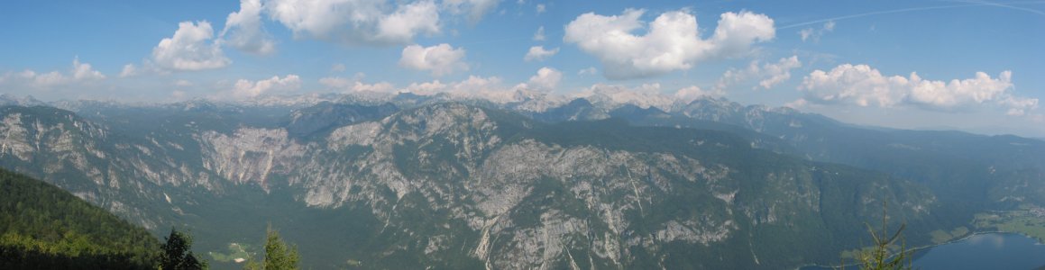 Panorama Julijskih Alp, pod nami Bohinjsko jezero