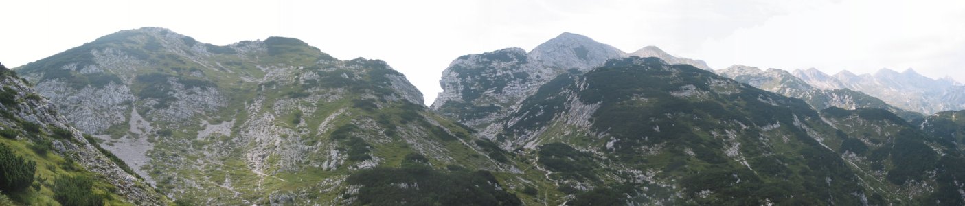 Vrhovi Spodnjih Bohinjskih gora - levo Vrh dlani, desno od njega Vogel
