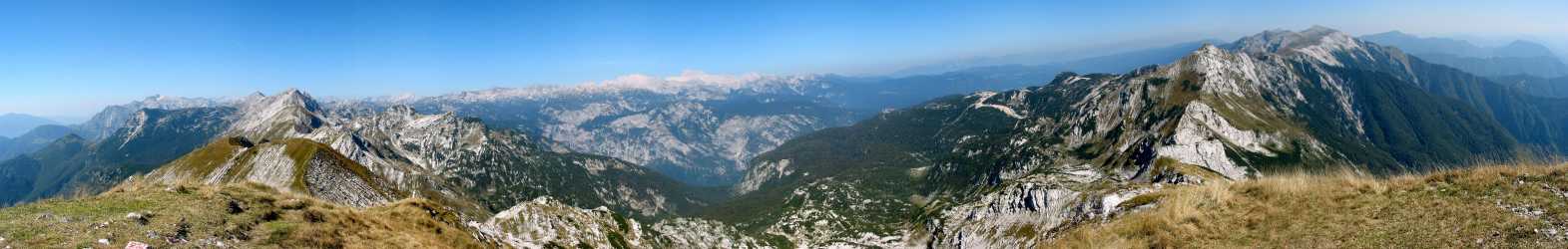 Pogled na sever - levo in desno greben Spodnjih Bohinjskih gora, v sredini v ozadju Triglav