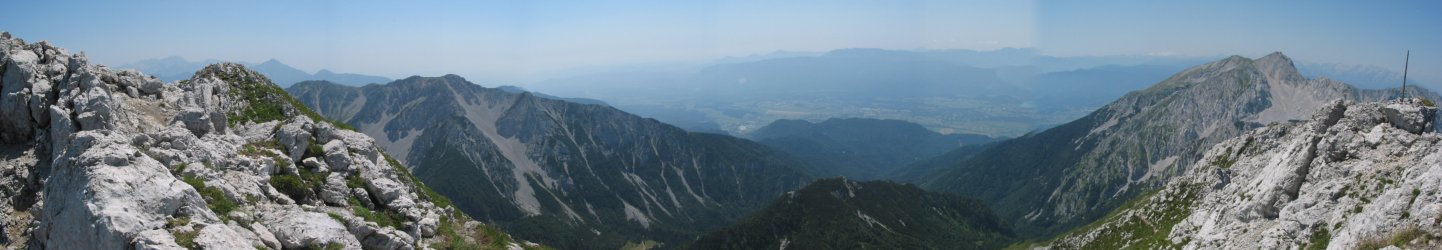 Razgled proti jugu - Begunjščica, Srednji vrh in Stol, v ozadju dolina Save, Blejsko jezero in Julijske alpe